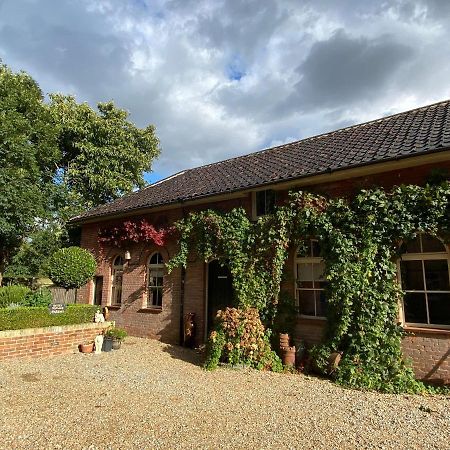 Betsey Trotwood. Historic Stylish 2-Bed Cottage. Blundeston Exteriör bild