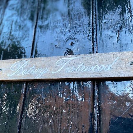 Betsey Trotwood. Historic Stylish 2-Bed Cottage. Blundeston Exteriör bild