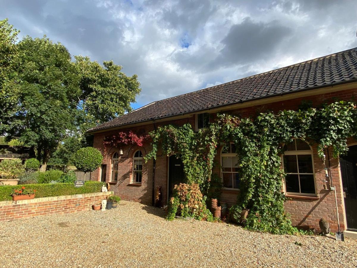 Betsey Trotwood. Historic Stylish 2-Bed Cottage. Blundeston Exteriör bild