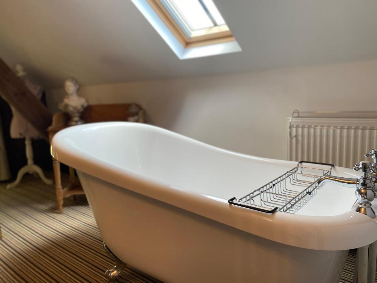 Betsey Trotwood. Historic Stylish 2-Bed Cottage. Blundeston Exteriör bild