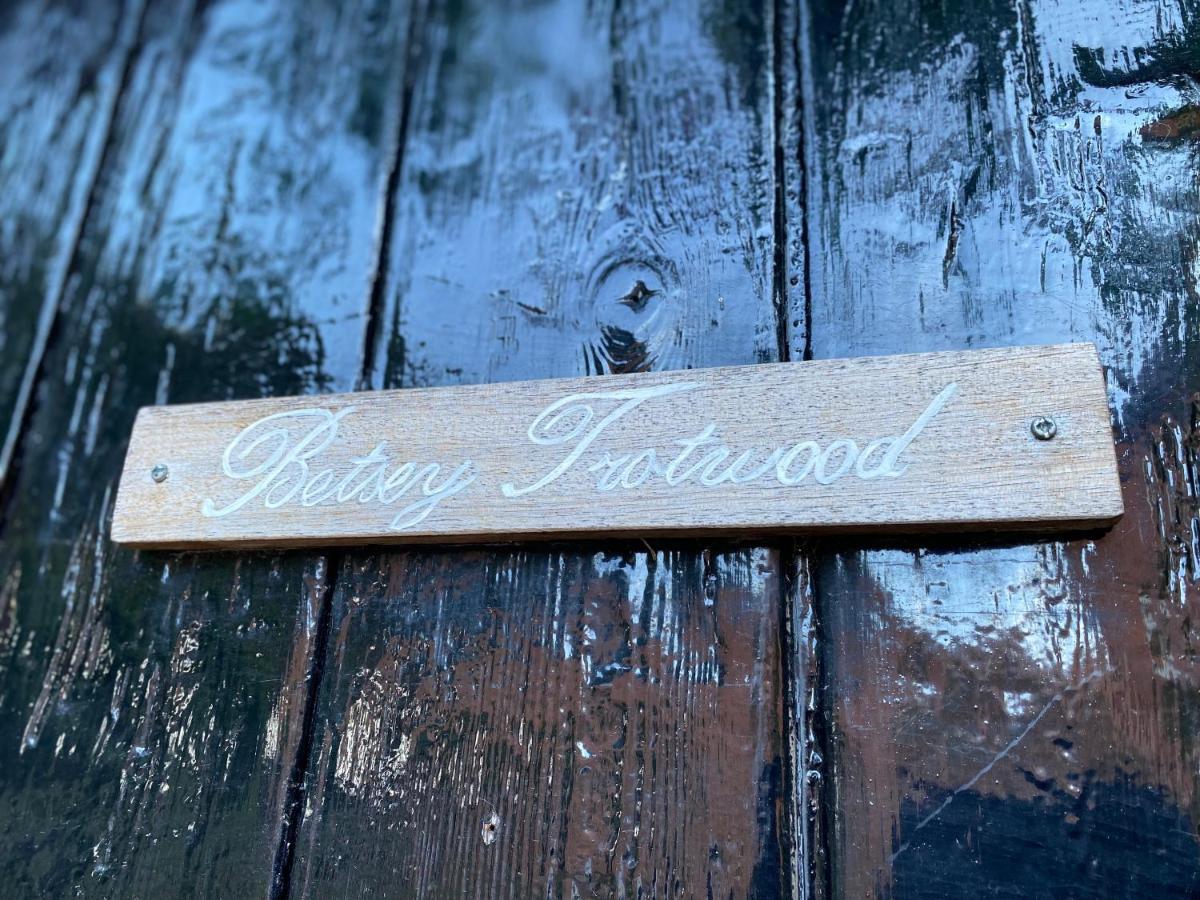 Betsey Trotwood. Historic Stylish 2-Bed Cottage. Blundeston Exteriör bild