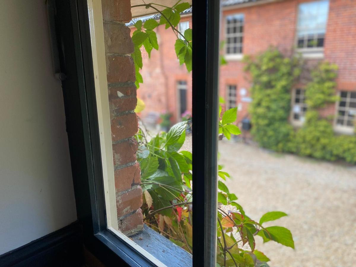 Betsey Trotwood. Historic Stylish 2-Bed Cottage. Blundeston Exteriör bild
