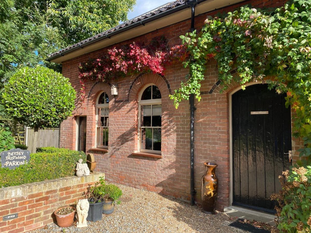 Betsey Trotwood. Historic Stylish 2-Bed Cottage. Blundeston Exteriör bild